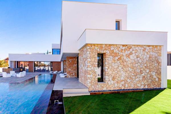 Villa de lujo con piscina y acceso directo al Mar VillaGawy2