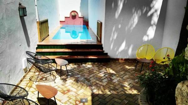 Frenteabastos Hostel Suites Cafe