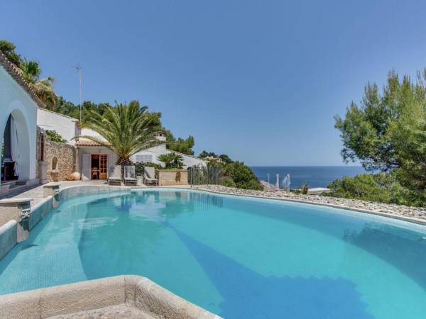 Fantastic villa with private swimming pool garage bbq patio wifi and the sea
