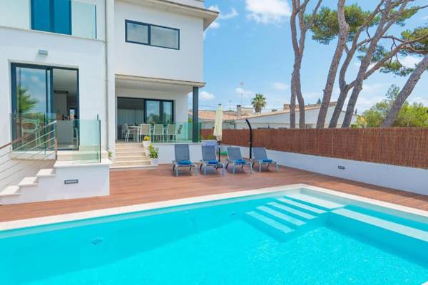 Villa Casa Marian for 8 with swimming pool garden and close to beach