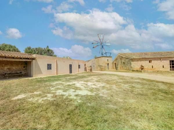 Simple house in super location with private access to the most beautiful beach.