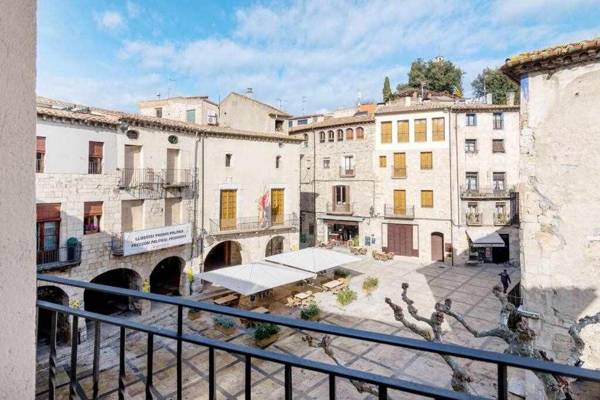 Besalu 21 New stylish apt on Plaça Llibertat