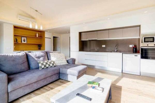 Besalú 3 modern apt w terrace y great views ac