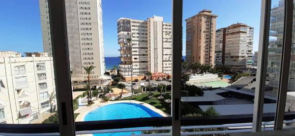 Apartamento mediterraneo muy centrico en Plaza Triangular soleado con jardines y piscina y la playa enfrente andando con parking exterior comunitario