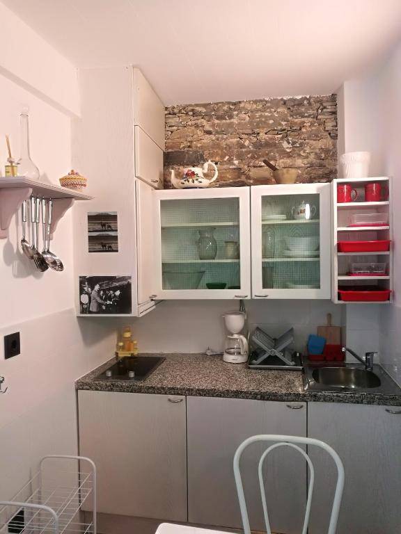One bedroom appartement with enclosed garden and wifi at Lourenza
