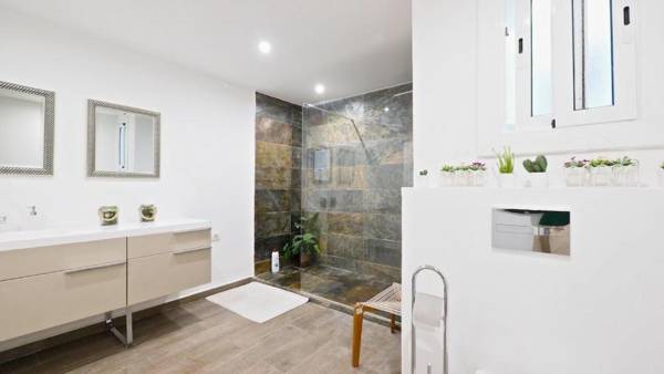 The White Flats Les Corts