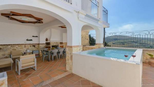 Torreon de Morayma Baena by Ruralidays