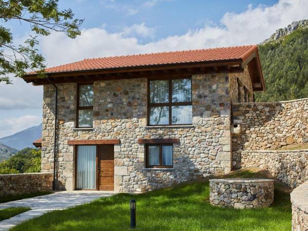 Hilltop Mansion in Cangas de Onís with Meadow View