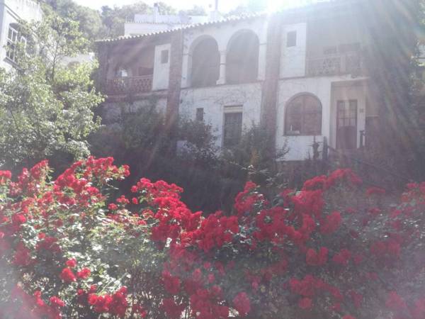 Casita Con Chimenea Y Terraza En Entorno Natural