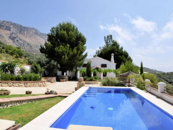 Lovely Holiday Home in Villanueva de la Concepción with Pool