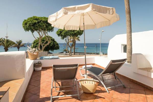 First line ocean view apartment with bbq