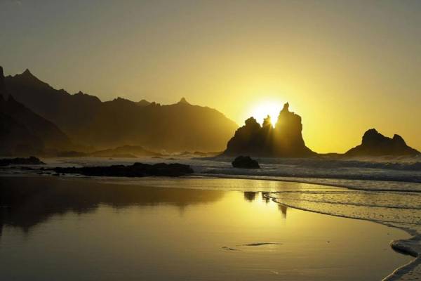 BEACH APT WITH SEA VIEW & POOL 50 STEPS TO THE SEA