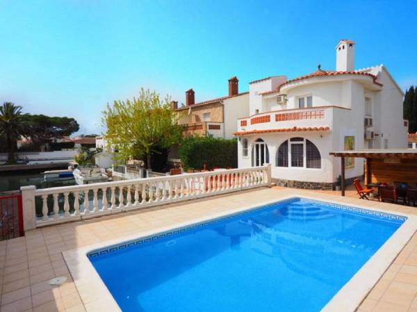 Casa con 4 dormitorios con piscina y amarres privados ref 354