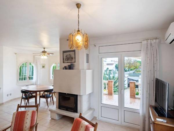 Peaceful Holiday home in Sant Pere Pescador With Swimming Pool