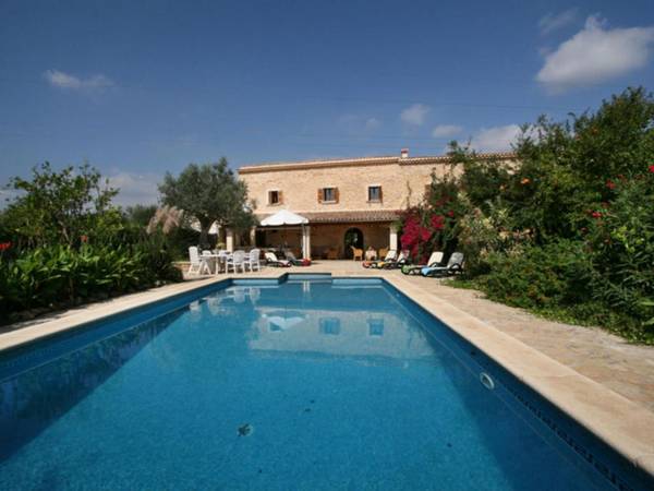 Spacious rustic country house with pool only 1 km from Buger