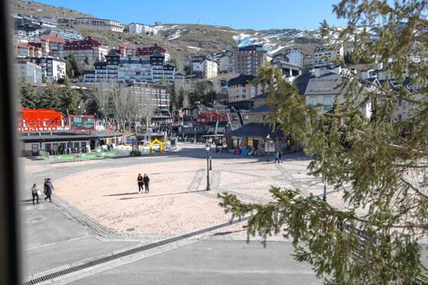 Bed and Snow Art Apartments