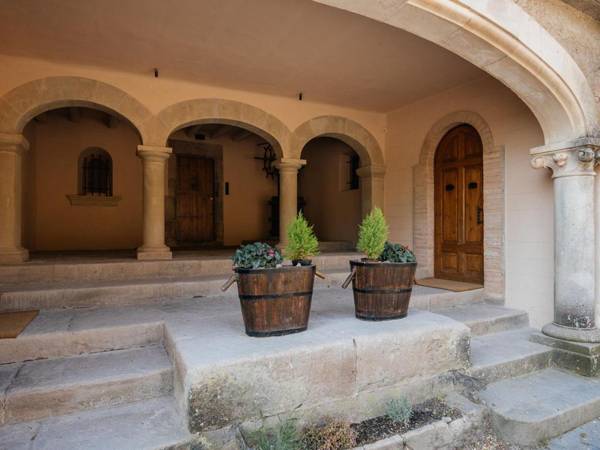 Fully renovated 8 person 11th century house in the heart of the countryside