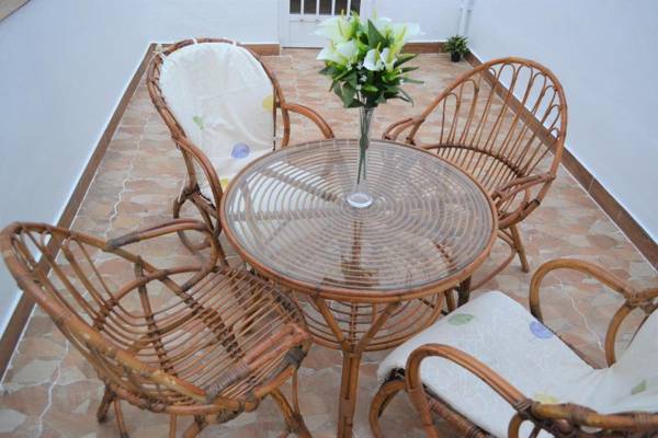 Lovely Studio Apartment with Terrace (CB5EV)