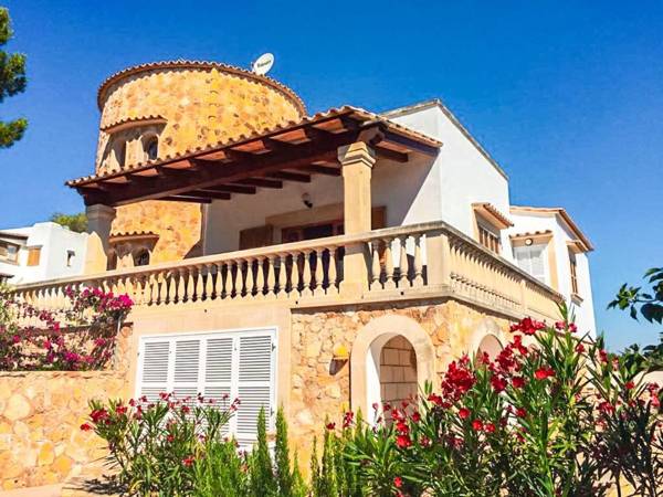 Villa Torre Mar with swimming pool and 100m to the beach