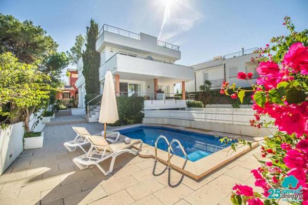 Villa Violeta for 8 with swimming pool and beach views