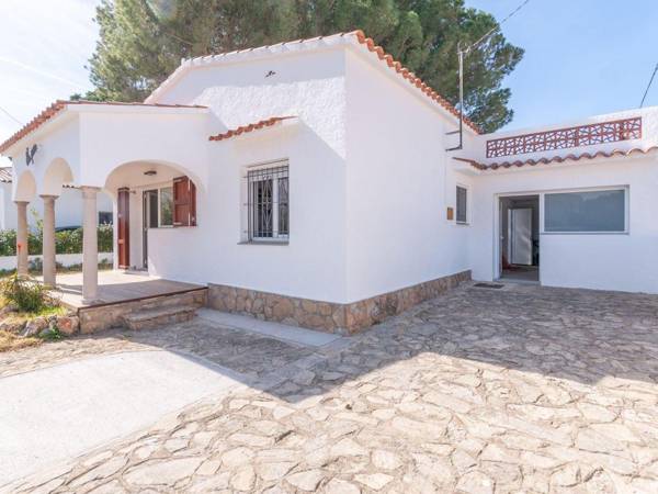 Lovely Holiday Home in l'Escala with Fenced Garden