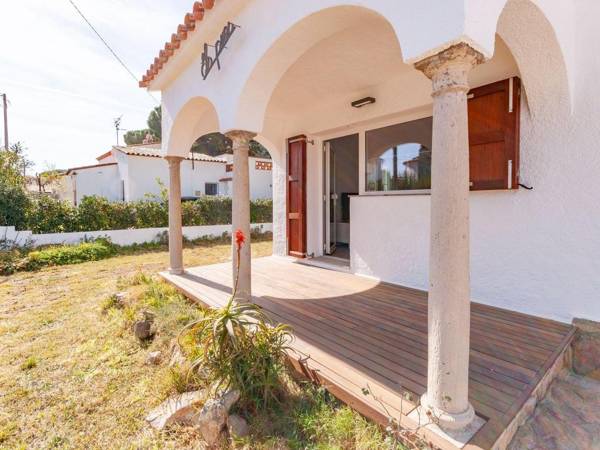 Lovely Holiday Home in l'Escala with Fenced Garden