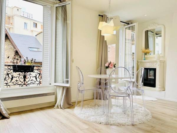 Large 2 Piece Paris Pte Versailles / New & Modern