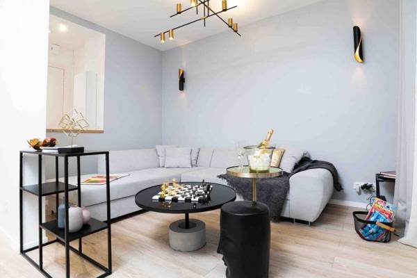 Large 2 Piece Paris Pte Versailles / New & Modern