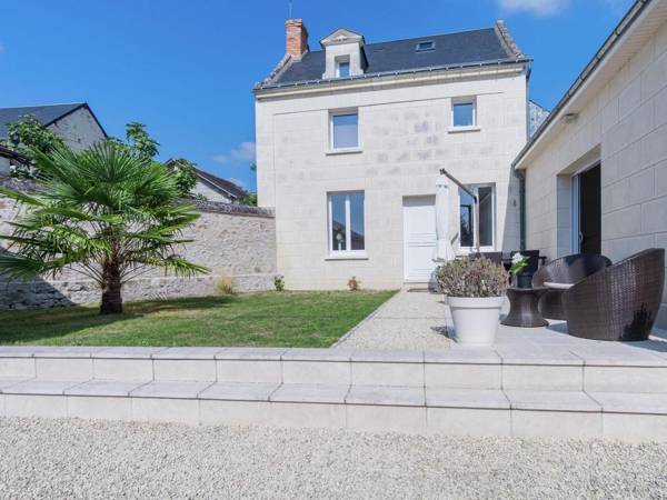 Luxury holiday home with lawn in Beaumont-en-Véron near Chinon