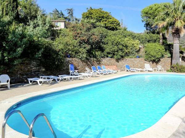 Provencal house with swimming pool and vast view of the surrounding Massif des Maures and the sea.