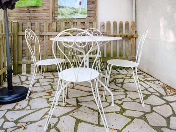 Beautiful Apartment in Isigny sur Mer with Private Terrace