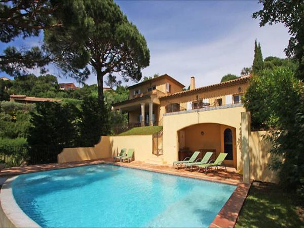 Spendid Holiday Home in La Croix-Valmer with Swimming Pool