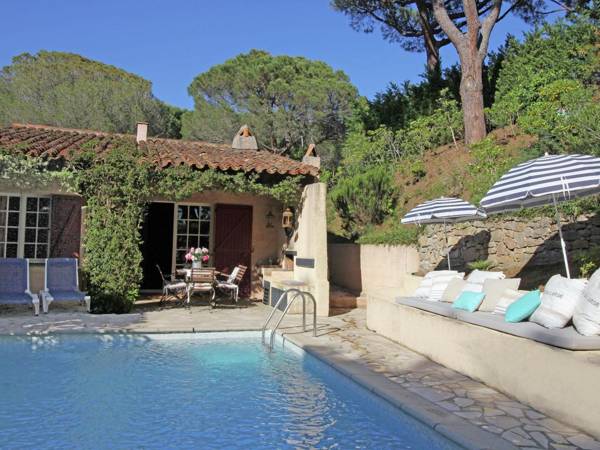 Charming holiday home with private pool within short distance of Plage de Gigaro