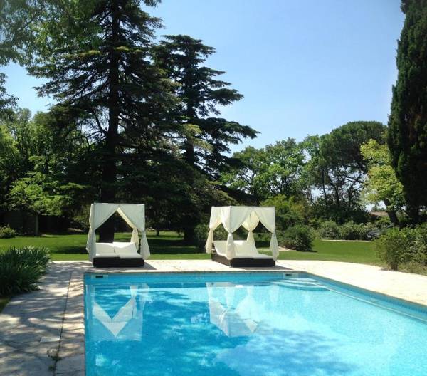 Typique Mas Provençal Climatisé avec un Grand Parc Arboré situé au coeur de Maussane les Alpilles 14 prs L'Oustalado LS1-301