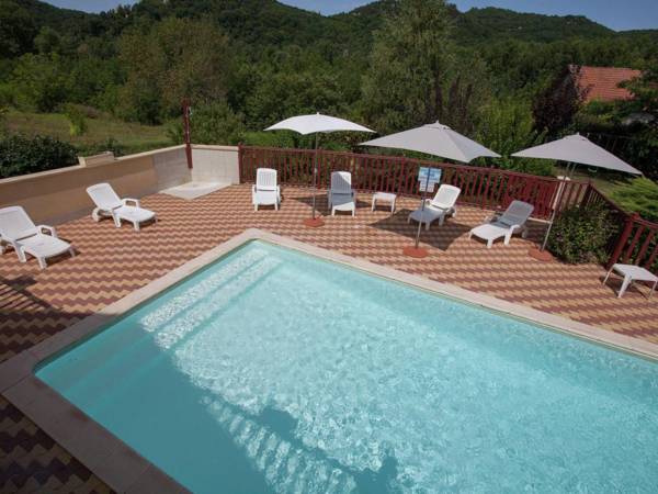 Holiday home right on the river bank with private swimming pool in Saint-Julien-de-Lampon