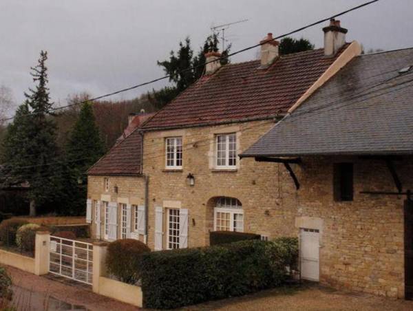 Modern Holiday Home in Vault-de-Lugny with Meadow View