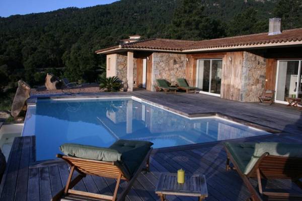 Villa de caractère en pierre avec piscine et vue mer et montagne