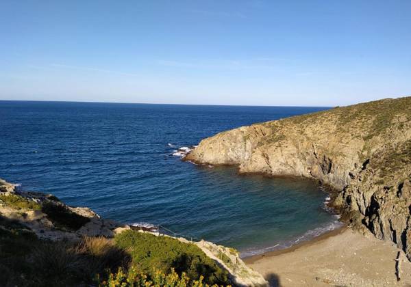 T 2 tout confort avec terrasse vue mer et montagne.