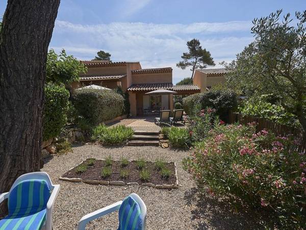 Provencal bastide with a dishwasher in a green area