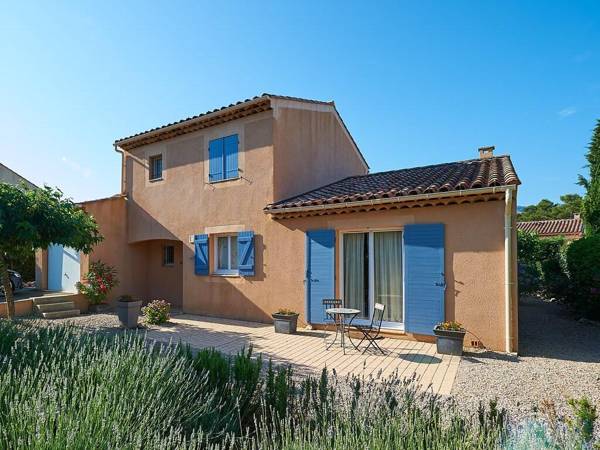 Detached villa with a dishwasher in green surroundings
