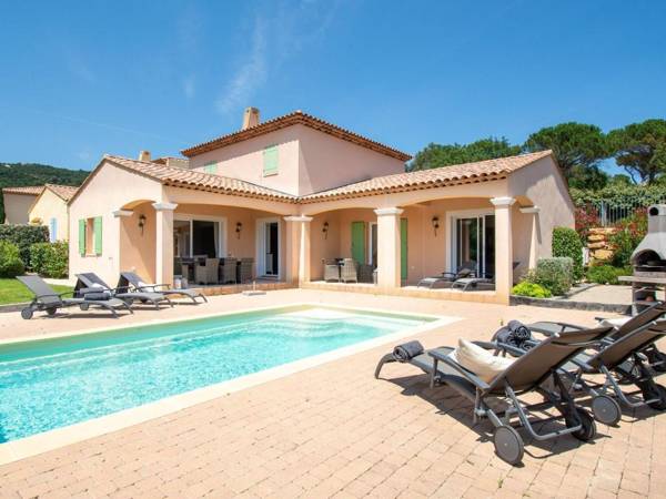 Cozy Holiday Home in Le Plan-de-la-Tour with Pool