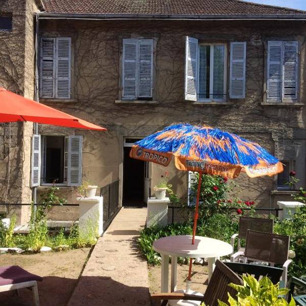Studio avec vue sur la ville jardin clos et wifi a Neris les Bains