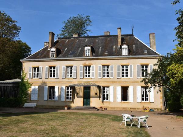 Vintage Mansion in Saint-Aubin-sur-Loire with Pool