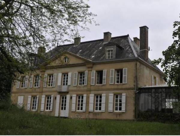 Vintage Mansion in Saint-Aubin-sur-Loire with Pool