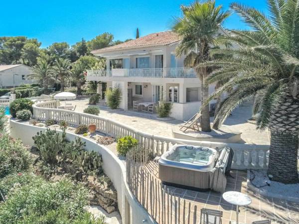 Luxury Villa with Jacuzzi in Les Issambres