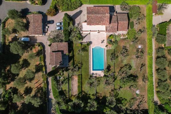 SERRENDY BIJOU de 280m2 au calme absolu avec piscine à débordement