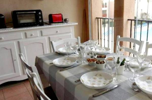 Appartement d'une chambre avec vue sur la mer piscine partagee et terrasse amenagee a Six Fours les Plages a 1 km de la plage