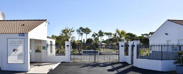 Un cottage version moderne dans un domaine avec piscine