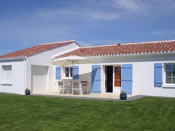 Modern holiday home with large child-friendly garden near the beach