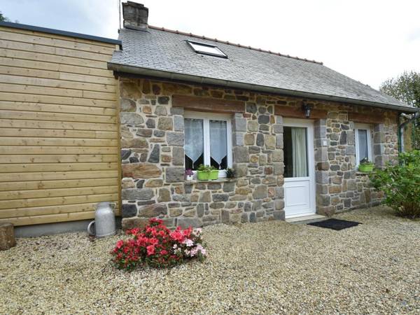 Quaint Holiday Home in Saint-Gilles-les-Bois with Barbecue